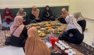 Sejumlah wanita berhijab menggelar doa bersama sebelum berbuka puasa, mencerminkan kebersamaan dan makna spiritual di bulan Ramadan. (Foto: Dok. Jurnalis TV)