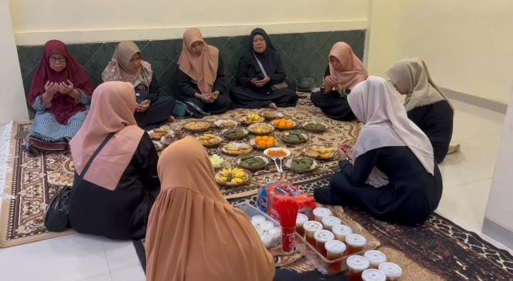 Sejumlah wanita berhijab menggelar doa bersama sebelum berbuka puasa, mencerminkan kebersamaan dan makna spiritual di bulan Ramadan. (Foto: Dok. Jurnalis TV)