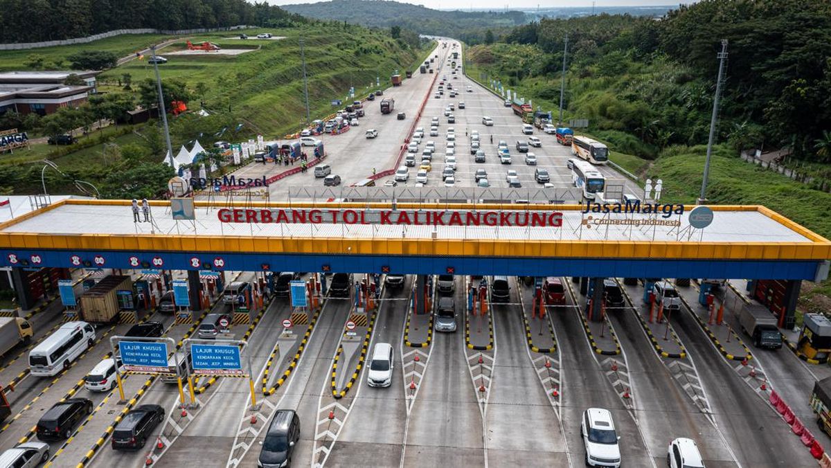 Ruas tol Trans Jawa saat mudik Lebaran 2025, dengan sejumlah kendaraan melintas memanfaatkan diskon 20%. (Foto: Antara Foto/Aji Styawan)