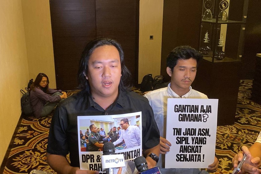 Koalisi Masyarakat Sipil untuk Reformasi Sektor Keamanan saat menggeruduk ruang rapat Panitia Kerja Rancangan Undang-Undang (RUU) tentang Tentara Nasional Indonesia (RUU TNI) di Hotel Fairmont, Jakarta pada Sabtu (15/3/2025). Foto: Sindo News/Achmad Al Fiqri
