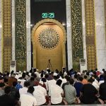 Jamaah melaksanakan shalat Tarawih berjamaah di Masjid, menambah kekhusyukan ibadah di bulan Ramadhan. (Foto: detik Jatim/Aprilia Devi).