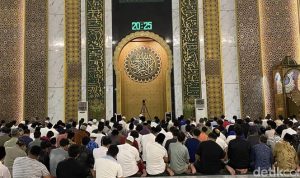 Jamaah melaksanakan shalat Tarawih berjamaah di Masjid, menambah kekhusyukan ibadah di bulan Ramadhan. (Foto: detik Jatim/Aprilia Devi).