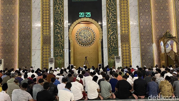 Jamaah melaksanakan shalat Tarawih berjamaah di Masjid, menambah kekhusyukan ibadah di bulan Ramadhan. (Foto: detik Jatim/Aprilia Devi).