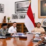 Presiden Prabowo Subianto dan Agus Harimurti Yudhoyono dalam rapat pembentukan Satgas Penanganan Sampah Nasional pada 12 Maret 2025. (Foto: Biro Pers Sekretariat Presiden/Cahyo)