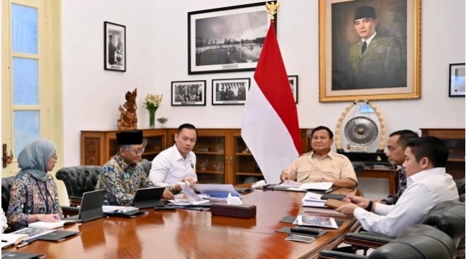Presiden Prabowo Subianto dan Agus Harimurti Yudhoyono dalam rapat pembentukan Satgas Penanganan Sampah Nasional pada 12 Maret 2025. (Foto: Biro Pers Sekretariat Presiden/Cahyo)