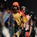 Sejumlah model tampil dengan busana streetwear bernuansa futuristik dalam peragaan busana yang mencerminkan tren fashion 2025. (Foto: Dok. Bali Post)