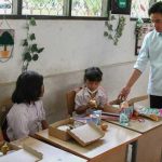 Wakil Presiden Gibran Rakabuming Raka meninjau pelaksanaan uji coba makan bergizi gratis di SDN 1 Langkai, Palangka Raya, Kalimantan Tengah, Senin 4 November 2024 (ANTARA FOTO/Auliya Rahman).