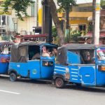 Deretan bajaj parkir di tepi jalan Jakarta, menanti penumpang di tengah gempuran transportasi modern. (Foto: Jurnalis TV/M. Pradikto satria Ramadhan)