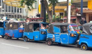 Deretan bajaj parkir di tepi jalan Jakarta, menanti penumpang di tengah gempuran transportasi modern. (Foto: Jurnalis TV/M. Pradikto satria Ramadhan)