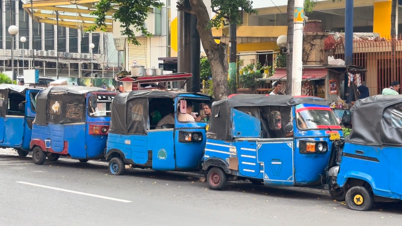 Deretan bajaj parkir di tepi jalan Jakarta, menanti penumpang di tengah gempuran transportasi modern. (Foto: Jurnalis TV/M. Pradikto satria Ramadhan)