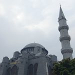 Tampak luar Masjid Jami Al Fajri arsitektur bergaya Turki Usmaniyah (Foto: Jurnalis TV/Dzafirah Kurnia Ashila)