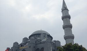 Tampak luar Masjid Jami Al Fajri arsitektur bergaya Turki Usmaniyah (Foto: Jurnalis TV/Dzafirah Kurnia Ashila)