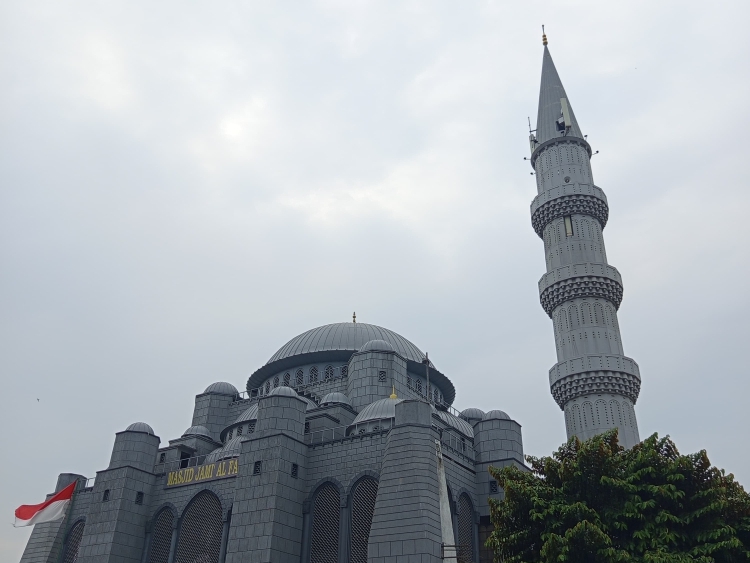 Tampak luar Masjid Jami Al Fajri arsitektur bergaya Turki Usmaniyah (Foto: Jurnalis TV/Dzafirah Kurnia Ashila)
