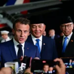 Presiden Perancis Emmanuel Macron saat menjawab pertanyaan awak media di Pangkalan TNI AU Halim Perdanakusuma, Jakarta, Selasa (27/5/2025) malam dalam kunjungan ke Indonesia (Dok. Biro Pers Sekretariat Presiden/Muchlis JR).
