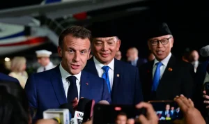 Presiden Perancis Emmanuel Macron saat menjawab pertanyaan awak media di Pangkalan TNI AU Halim Perdanakusuma, Jakarta, Selasa (27/5/2025) malam dalam kunjungan ke Indonesia (Dok. Biro Pers Sekretariat Presiden/Muchlis JR).