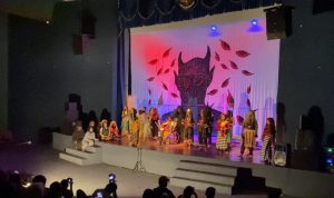 Adegan simbolis dari drama "Iblis" yang dipentaskan dalam Pestarama ke-10 di Teater Bulungan, 22 Mei 2025. (Foto: Jurnalis TV/M. Pradikto satria Ramadhan)