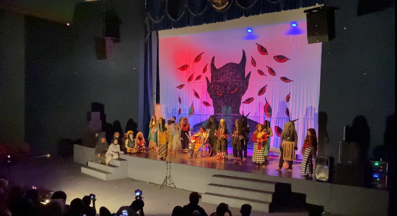 Adegan simbolis dari drama "Iblis" yang dipentaskan dalam Pestarama ke-10 di Teater Bulungan, 22 Mei 2025. (Foto: Jurnalis TV/M. Pradikto satria Ramadhan)