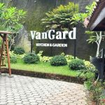 Area outdoor VanGard Kitchen & Garden dengan pepohonan rindang dan gazebo kayu, menciptakan suasana santai dan alami. (Foto: Jurnalis TV/M. Pradikto satria Ramadhan)