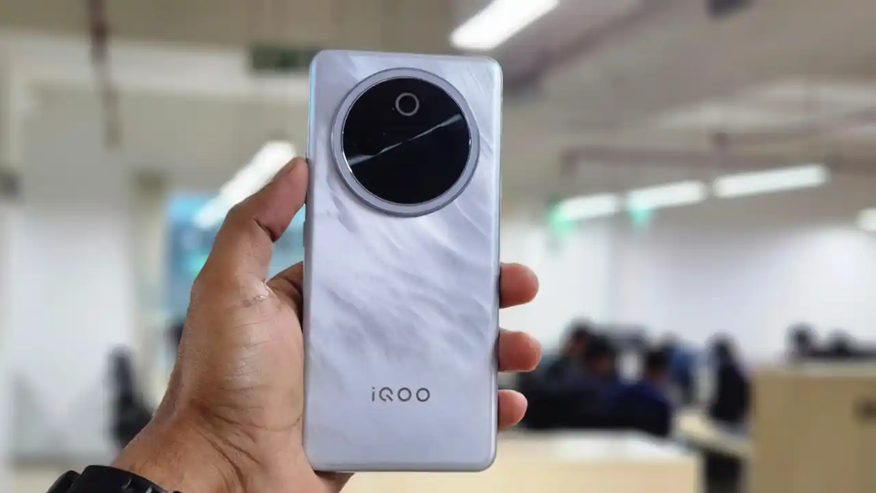 iQOO Z10 dengan kapasitas baterai 7.300mAh yang diluncurkan 4 Juni 2025. (Dok. Timesbull.com)