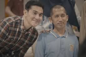 Vino G. Bastian dengan pejuang ALS di Indonesia dalam film dokumenter “Untuk Setiap Pagi Yang Masih Datang” oleh Sinemaku Pictures.