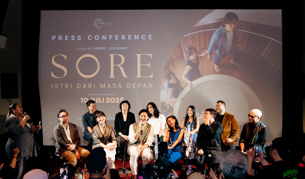 Sheila Dara dan Dion Wiyoko hadir dalam konferensi pers film Sore: Istri dari Masa Depan di Plaza Indonesia, Jakarta, pada Rabu (02/07/2025). (Foto: Dok. Info Tangerang)