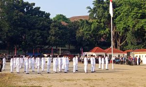 Pengibaran bendera merah putih dalam upacara peringatan HUT RI ke-80 di UIN Syarif Hidayatullah Jakarta, 17 Agustus 2025. (Foto: Jurnalis TV/Dzafirah Kurnia Ashila)