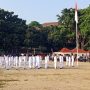 Pengibaran bendera merah putih dalam upacara peringatan HUT RI ke-80 di UIN Syarif Hidayatullah Jakarta, 17 Agustus 2025. (Foto: Jurnalis TV/Dzafirah Kurnia Ashila)