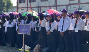 Upacara mahasiswa baru dalam Pengenalan Budaya Akademik dan Kemahasiswaan (PBAK) berlangsung di kampus UIN Jakarta, Rabu (27/8/2025). (Foto: Jurnalis TV/Diena Cahya Fadhillah)