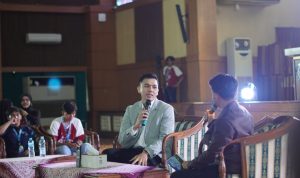 Andromeda Mercury, jurnalis sekaligus presenter TV One, membawakan topik “AI, The Evolving Landscape of Mass Media Challenge,” di CBX 2025 (Foto: Dok. DNK TV).