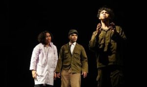 Salah satu adegan pementasan “Kopral Woyzeck,” karya klasik Georg Büchner yang disutradarai oleh Syaifullah Almahdi di Hall Student, UIN Syarif Hidayatullah Jakarta. (Foto: Dokumentasi Teater Syahid)