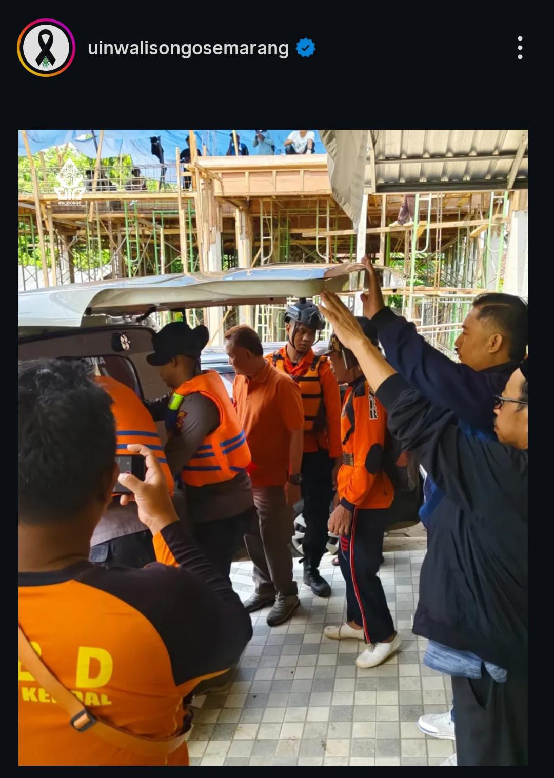 Tim SAR gabungan saat mengevakuasi jenazah korban mahasiswa UIN Walisongo yang hanyut di Sungai Jolinggo, pada Rabu (5/11/2025). (Foto: Instagram/@uinwalisongosemarang)