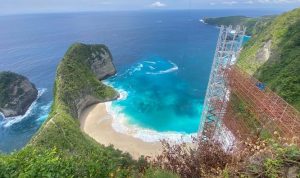 Proyek lift di tebing curam Pantai Kelingking, Nusa Penida, Klungkung, Bali. (Foto: DetikBali)