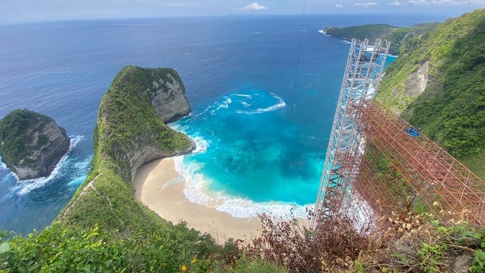 Proyek lift di tebing curam Pantai Kelingking, Nusa Penida, Klungkung, Bali. (Foto: DetikBali)