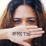 Ilustrasi perempuan dengan tulisan tagar #MeToo di telapak tangannya. (Foto: PeopleImages/Shutterstock)
