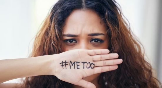 Ilustrasi perempuan dengan tulisan tagar #MeToo di telapak tangannya. (Foto: PeopleImages/Shutterstock)