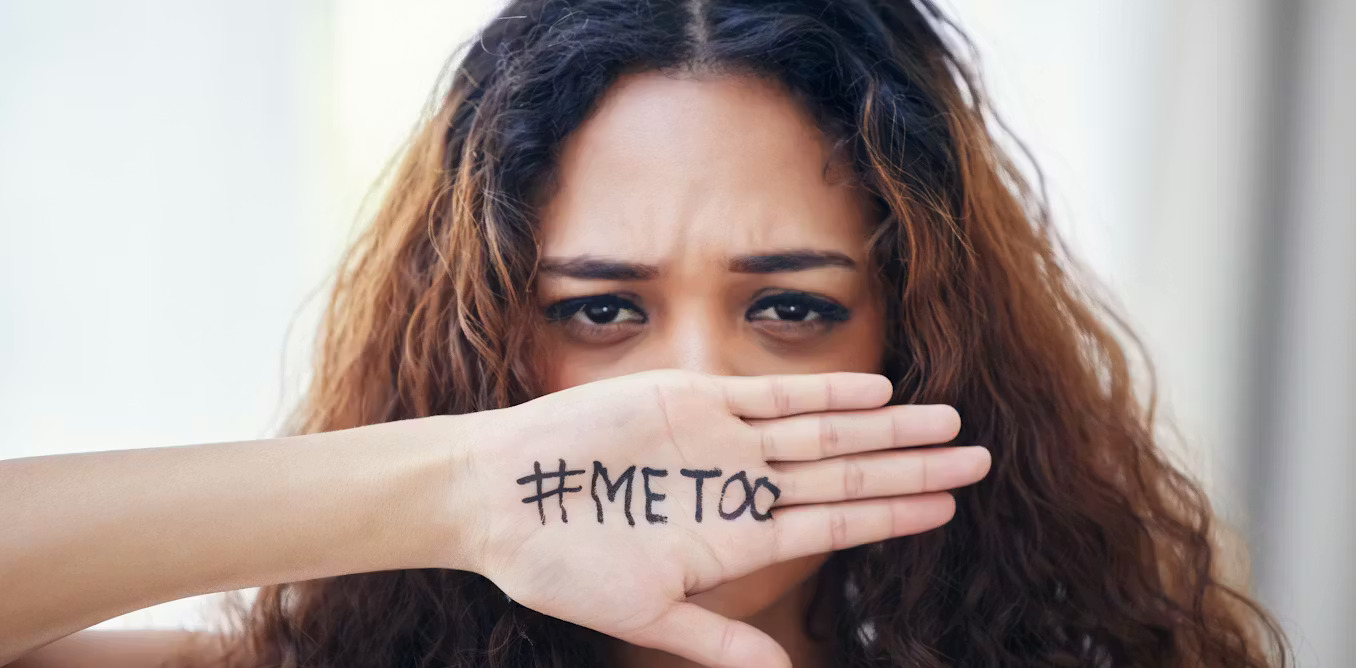 Ilustrasi perempuan dengan tulisan tagar #MeToo di telapak tangannya. (Foto: PeopleImages/Shutterstock)