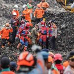 Sejumlah petugas gabungan melakukan evakuasi terhadap korban longsor gunung sampah, Senin (9/3/2026). (Foto: ANTARA FOTO/Darryl Ramadhan)