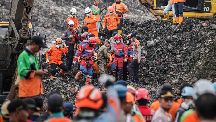 Sejumlah petugas gabungan melakukan evakuasi terhadap korban longsor gunung sampah, Senin (9/3/2026). (Foto: ANTARA FOTO/Darryl Ramadhan)