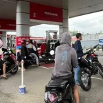 Antrean kendaraan pada SPBU di Jalan Soleh Iskandar, Kecamatan Tanah Sareal, Kota Bogor terpantau normal di tengah terjadinya panic buying di sejumlah daerah, Minggu (8/3/2026). (Foto: Tribunnews/Muamarrudin Irfani)