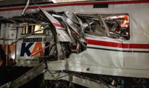 Lokomotif KA Argo Bromo Anggrek merobek gerbong belakang KRL di Stasiun Bekasi Timur. (Foto: AFP/Yasuyoshi Chiba)